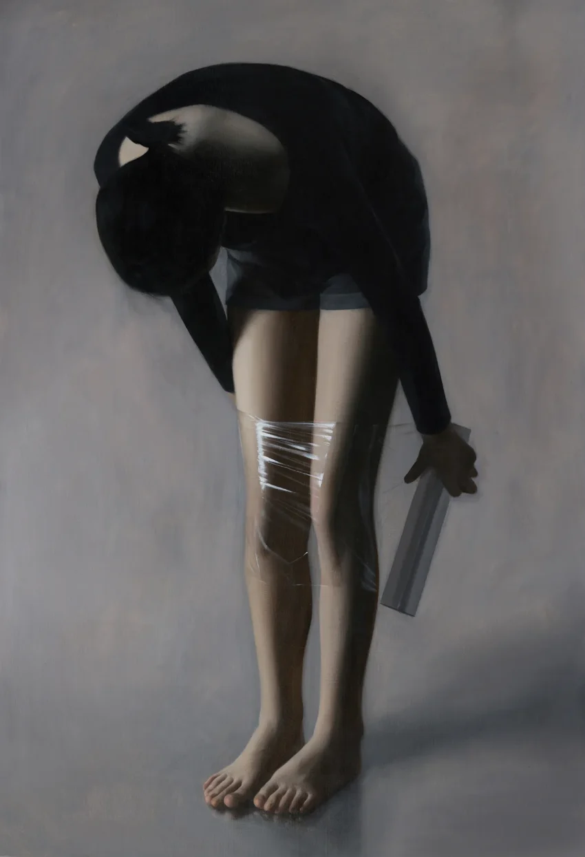 Las obras de Xue Ruozhew exploran la recontextualización de la pintura figurativa dentro de la ecología mediática contemporánea, en la fisura existente entre la pintura y la imagen, así como entre la pintura y su propia historia