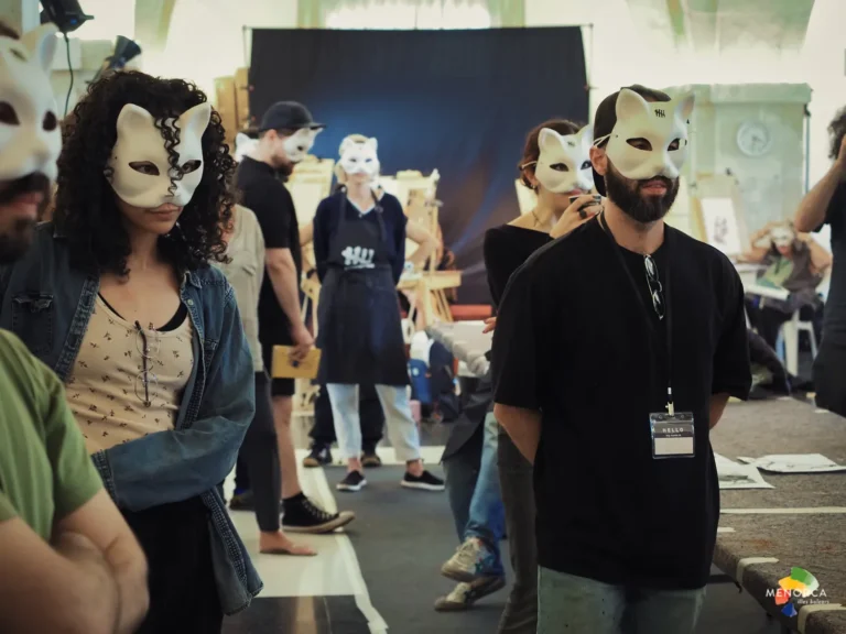 “Participantes de Quarantine Menorca con máscaras blancas de animales durante una acción colectiva en la isla de Lazareto.”