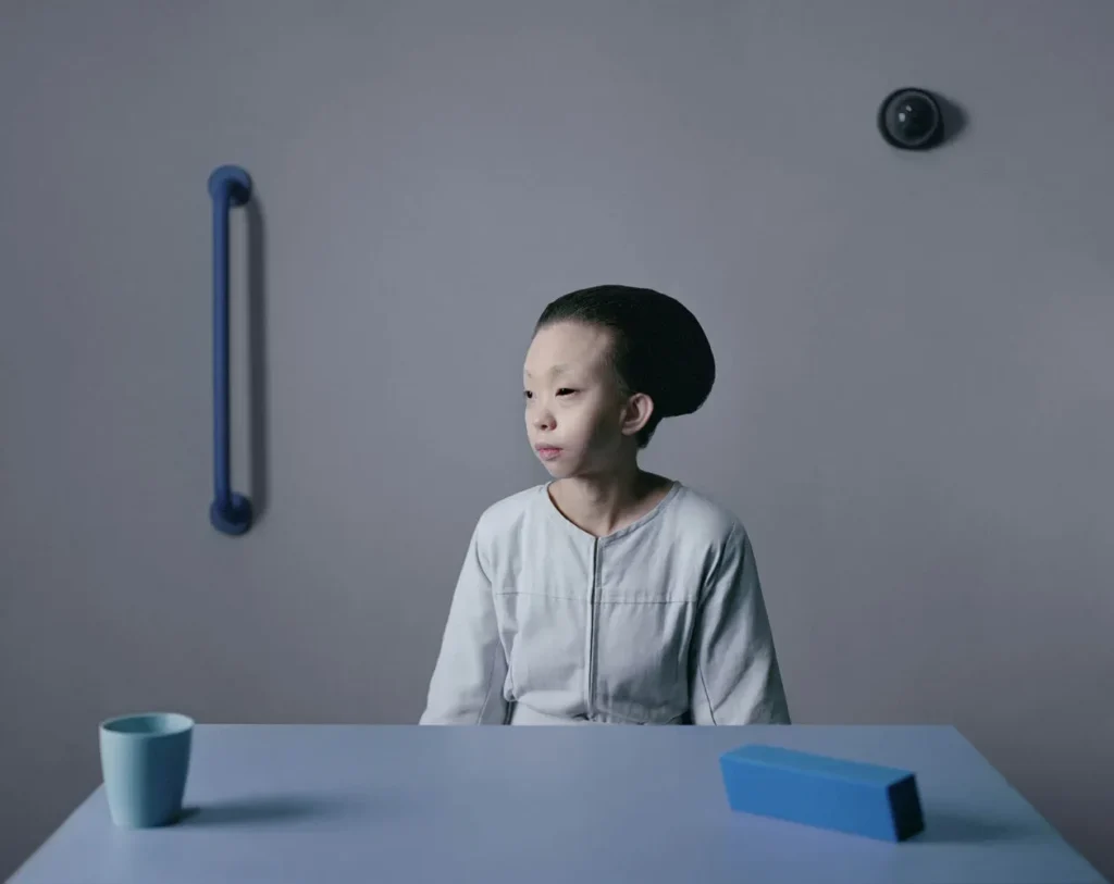 Chino Moya crea un mundo que ha denominado “Deemona: un futuro muy lejano” donde una entidad poshumana artificialmente inteligente —la IA evolucionada en miles de años—, genera una civilización humana virtual sin problemas.