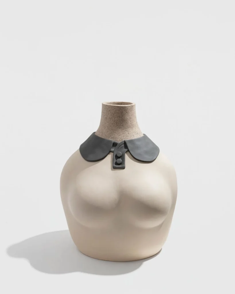 Genesis Belanger es una artista estadounidense conocida por sus esculturas de cerámica en tonos pastel que transforman objetos cotidianos en escenas sutilmente surrealistas y cargadas de subjetivismos. Sus misteriosas instalaciones realizadas con cerámicas y objetos de hormigón fundido adquieren rasgos humanos, lo que las hace atractivas y ligeramente inquietantes al mismo tiempo. Bajo todos estos suaves tonos, la obra de Belanger toma un giro más oscuro.