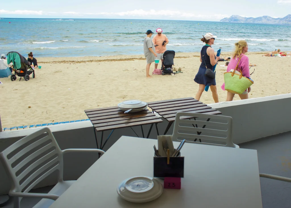 La Santa es ese lugar donde el tiempo baja el ritmo y la experiencia se vuelve sensorial, un refugio junto al mar donde la luz, la brisa y la cocina se entrelazan hasta convertir cada plato en un momento que se queda contigo.
