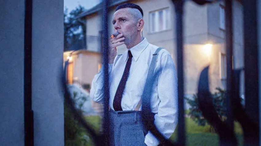 “La zona de interés” se lleva a cabo durante la Segunda Guerra Mundial, y tiene como protagonista a Rudolf Höss (Christian Fiedel), comandante nazi del campo de concentración de Auschwitz, y responsable en la vida real de la muerte de más de 3.5 millones de personas.