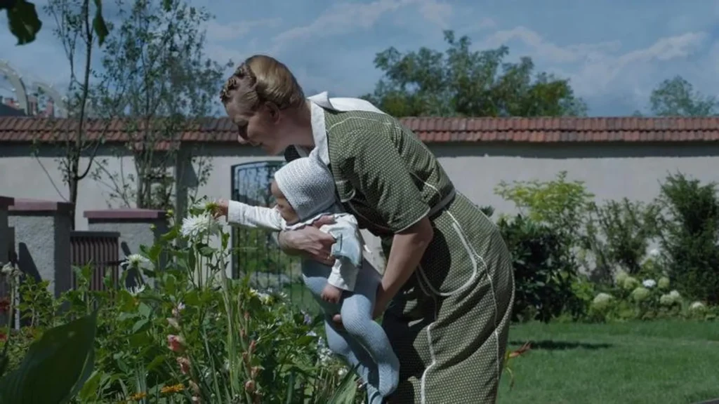 “La zona de interés” es una película obtusa, pero que utiliza todos estos recursos para transmitir emociones específicas, o para dejar muy en claro lo alejados de la realidad que estaban los Höss, y lo muy acostumbrados que estaban a la crueldad y el horror.