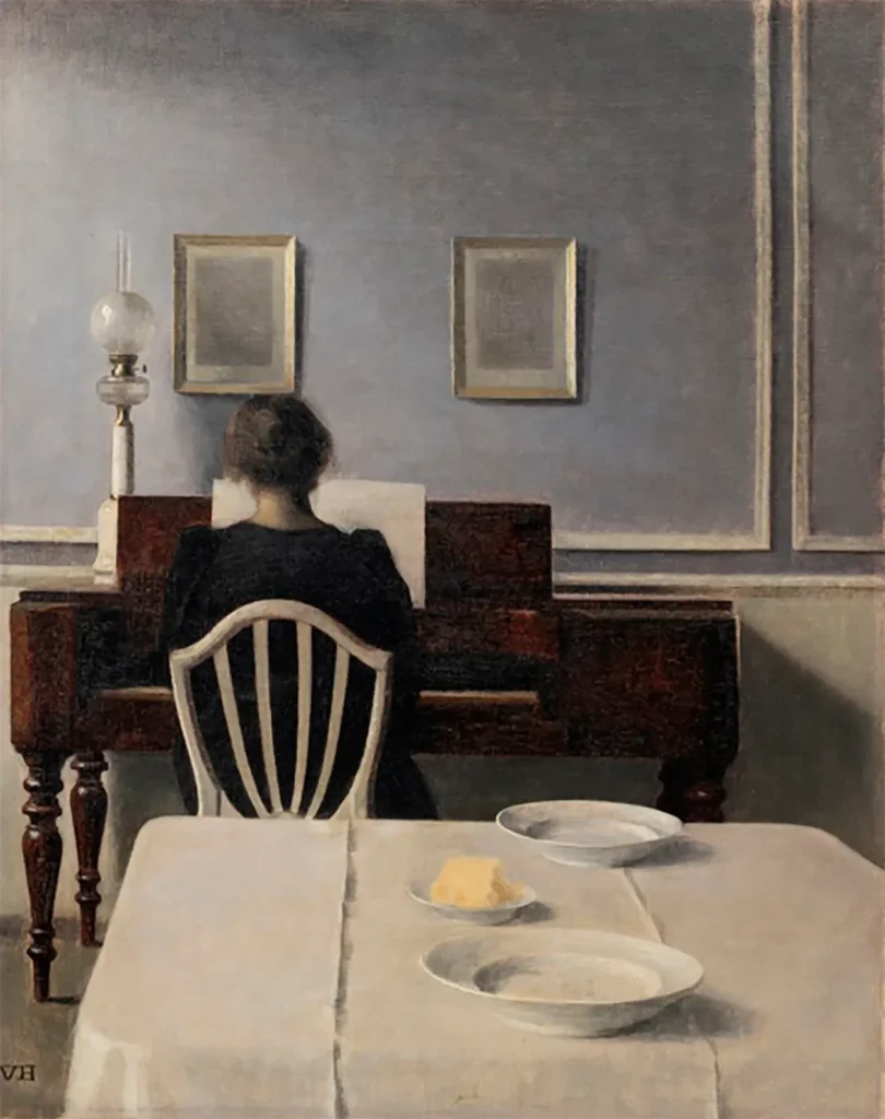 Es complicado describir lo que uno siente ante los cuadros de Vilhelm Hammershøi (1864–1916). Observar sus pinturas en persona, recorrer el entramado de pequeñas pinceladas que fue aplicando sistemáticamente para crear escenas de una textura vibrante e incluso aterciopelada, es como detenerse ante un muestrario de silencios. No obstante, uno siente que este mutismo aparente tiene mucho que decir en realidad.