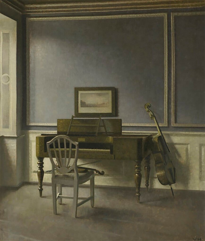 Es complicado describir lo que uno siente ante los cuadros de Vilhelm Hammershøi (1864–1916). Observar sus pinturas en persona, recorrer el entramado de pequeñas pinceladas que fue aplicando sistemáticamente para crear escenas de una textura vibrante e incluso aterciopelada, es como detenerse ante un muestrario de silencios. No obstante, uno siente que este mutismo aparente tiene mucho que decir en realidad.