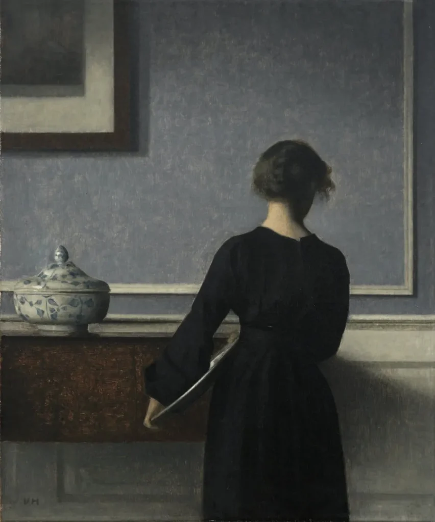 Es complicado describir lo que uno siente ante los cuadros de Vilhelm Hammershøi (1864–1916). Observar sus pinturas en persona, recorrer el entramado de pequeñas pinceladas que fue aplicando sistemáticamente para crear escenas de una textura vibrante e incluso aterciopelada, es como detenerse ante un muestrario de silencios. No obstante, uno siente que este mutismo aparente tiene mucho que decir en realidad.