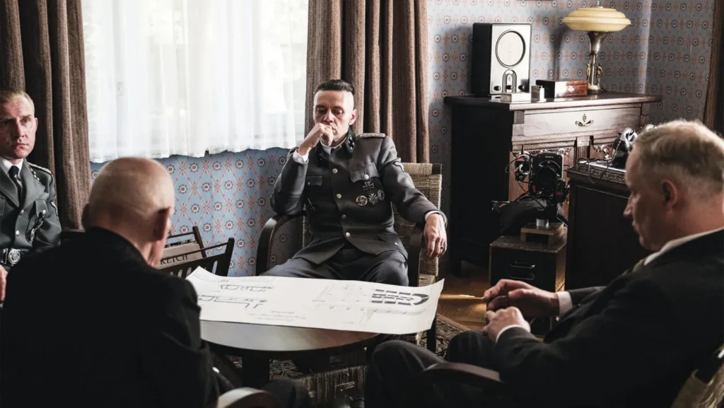 “La zona de interés” se lleva a cabo durante la Segunda Guerra Mundial, y tiene como protagonista a Rudolf Höss (Christian Fiedel), comandante nazi del campo de concentración de Auschwitz, y responsable en la vida real de la muerte de más de 3.5 millones de personas.