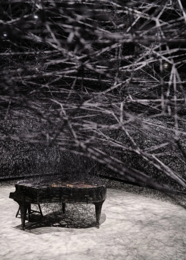 Las obras de Chiharu Shiota exploran conceptos universales y profundamente humanos: