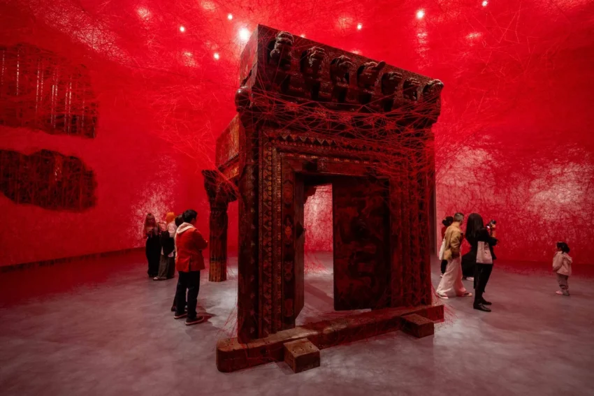 Las obras de Chiharu Shiota exploran conceptos universales y profundamente humanos
