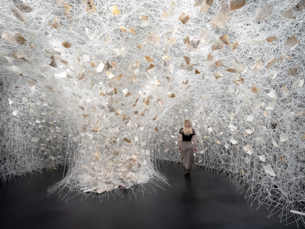 Las obras de Chiharu Shiota exploran conceptos universales y profundamente humanos: