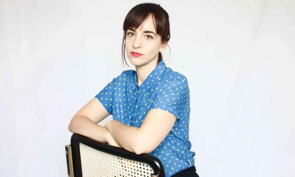 Marta Jiménez Serrano (Madrid, 1990) es licenciada en Filología Hispánica y máster en Estudios Literarios y Letras Modernas. Con su primer libro, el poemario La edad ligera (2021), obtuvo un accésit del Premio Adonáis 2020. Después publicó la novela Los nombres propios (2021), que resultó finalista del premio Premier Roman de Chambéry y fue seleccionada por El Cultural como uno de los mejores debuts del año. Su libro de relatos No todo el mundo (2023) obtuvo el Premio Nollegiu 2023 y fue finalista del Premio de las Librerías de Madrid y del Premio de Literatura