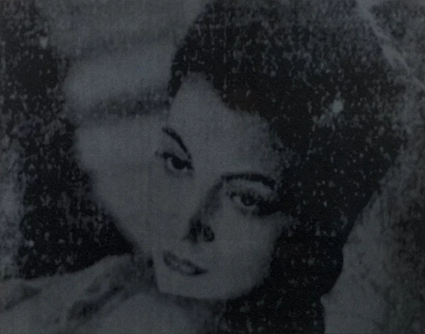 Obra cinematográfica de una mujer en blanco y negro