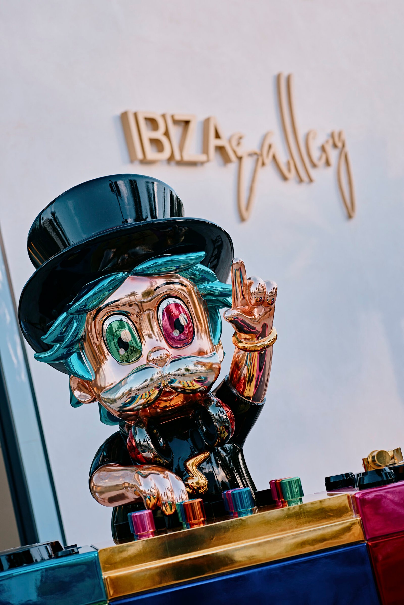 Escultura cromada de Alec Monopoly inspirada en la cultura DJ en Ibiza Gallery