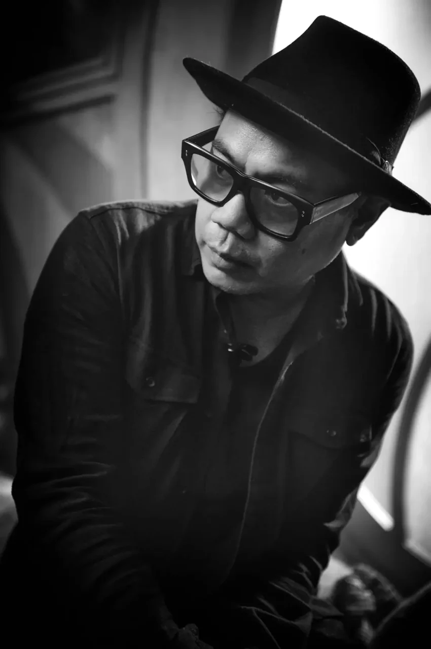 Matthew Libatique es director de fotografía estadounidense conocido por sus colaboraciones con directores como Darren Aronofsky, Joel Schumacher, Spike Lee y Bradley Cooper